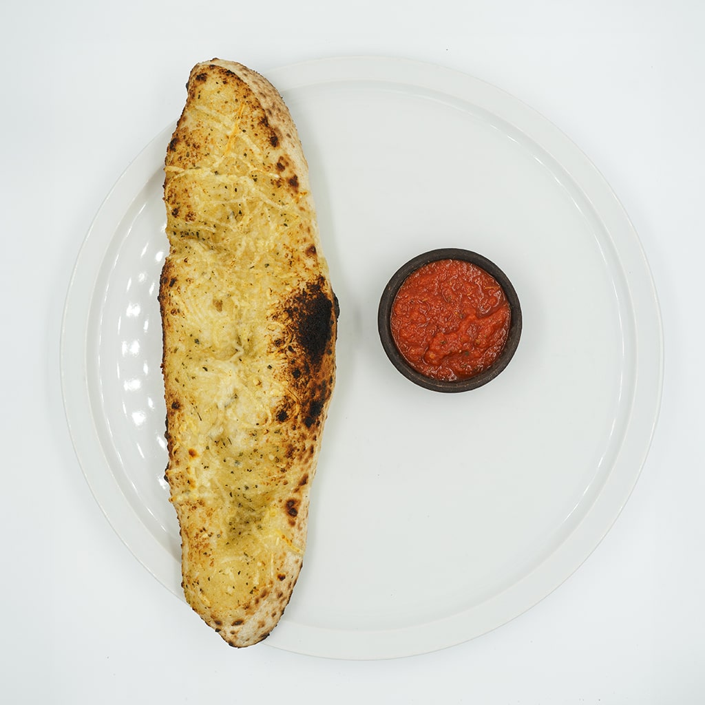 Pan de ajo crujiente y salsa tomate
